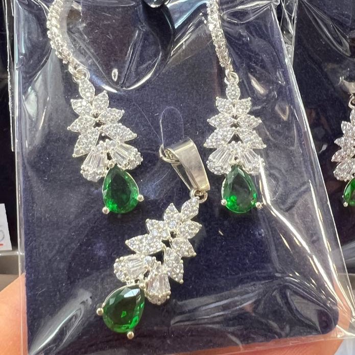 نیم ست کپی جواهر آبکاری طلا و نگین زیرکنیا رنگ ثابت وارداتی نگین سبز