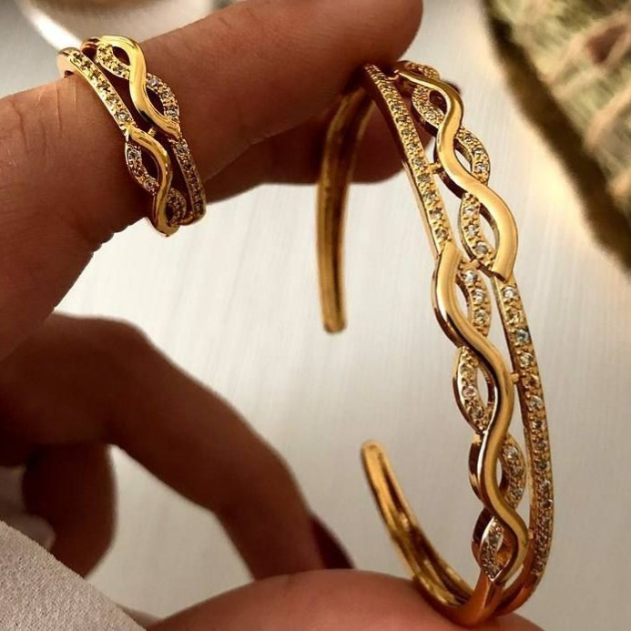 ست دستبند بنگل و انگشتر نگین جواهری طرح پیچ تنوع طرح رنگ کاملا ثابت کد sm (پس کرایه)