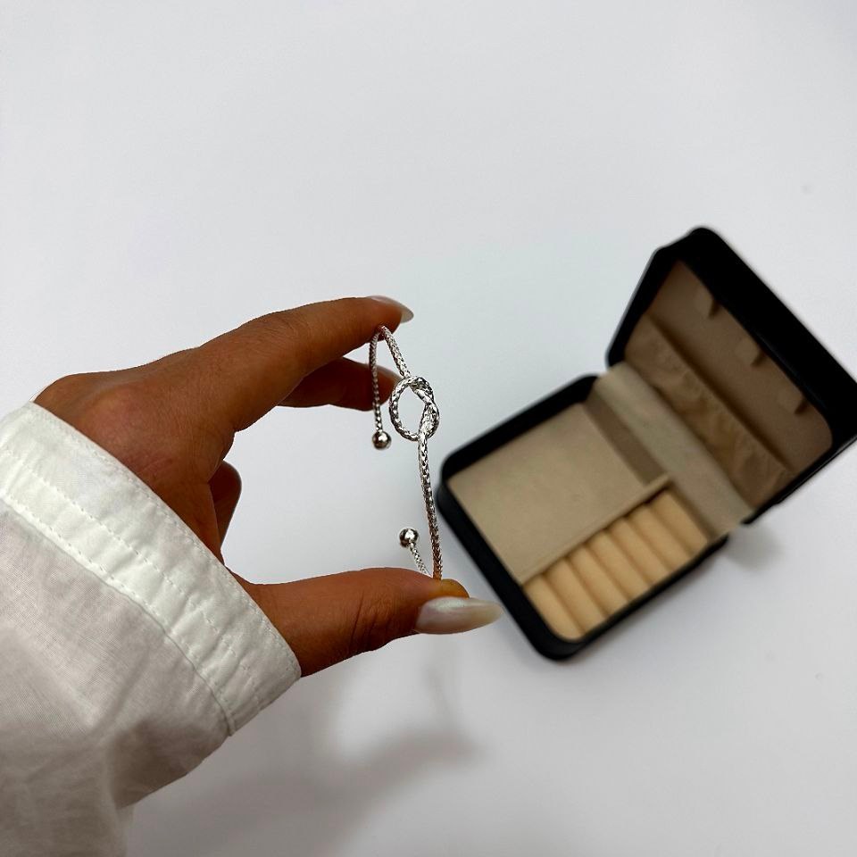 دستبند و بنگل آبکاری نقره زنانه طرح گره ظریف رنگ کاملا ثابت کد sm (پس کرایه)