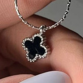 گردنبند و آویز استیل زنانه طرح گل ونکلیف Vancleef مشکی تنوع طرح رنگ ثابت کد tk (پس کرایه)