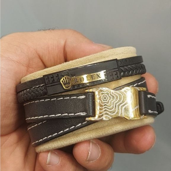 دستبند چرمی قفل و پلاک استیل مردانه طرح گوچی Gucci کیفیت چرم عالی در تنوع طرح رنگ ثابت کد bn (پس کرایه)