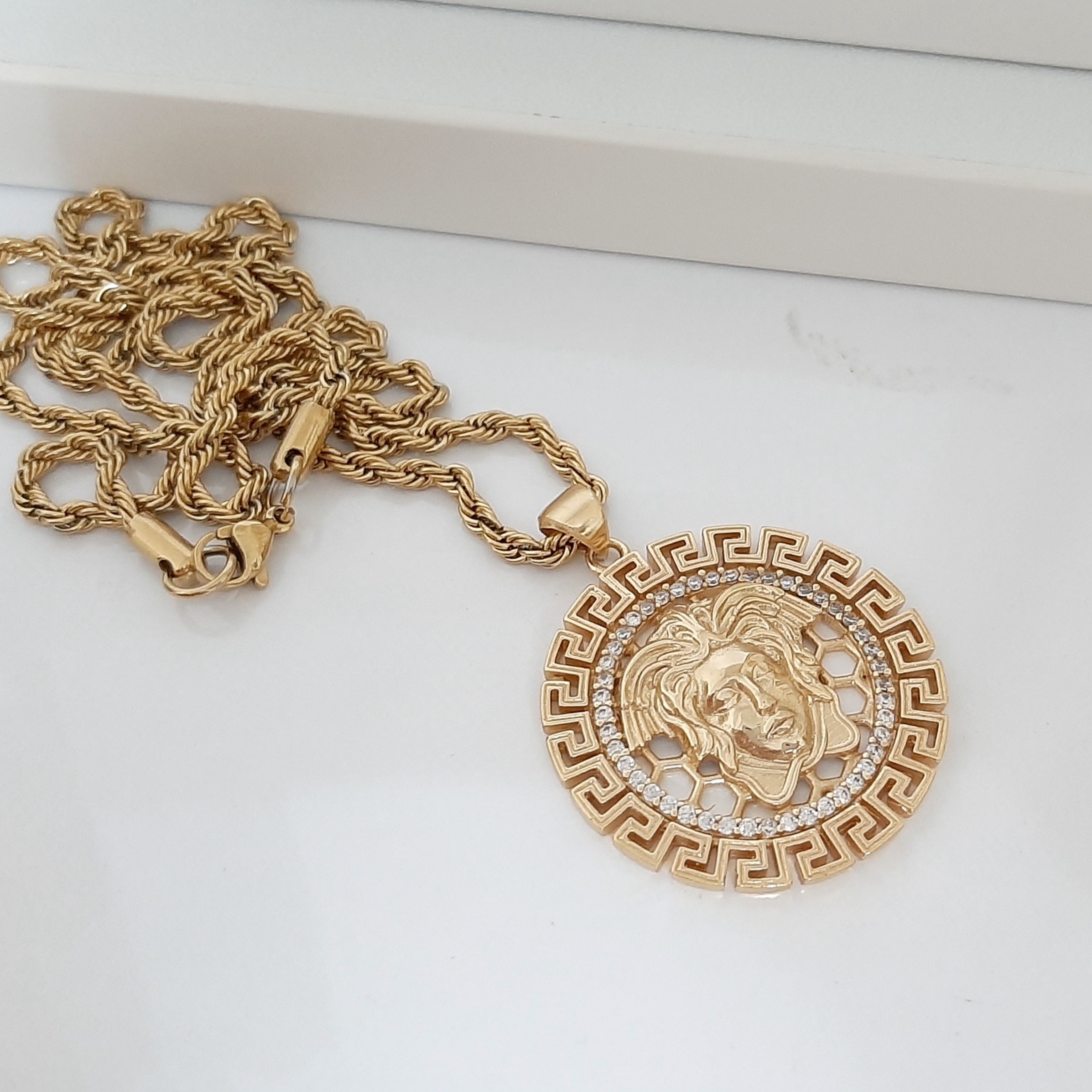 پلاک زنجیر ورساچ استیل کاملا رنگ ثابت با آبکاری طلا ورق بزنید و توضیحات رو بخونید لطفا