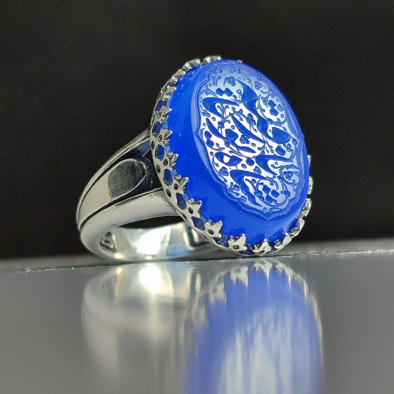 خرید انگشتر آلیاژی عقیق آبی مردانه با حکاکی «شاه بانو یارقیه» | آرامش، شکوه و حس معنوی در یک نگاه کد 3