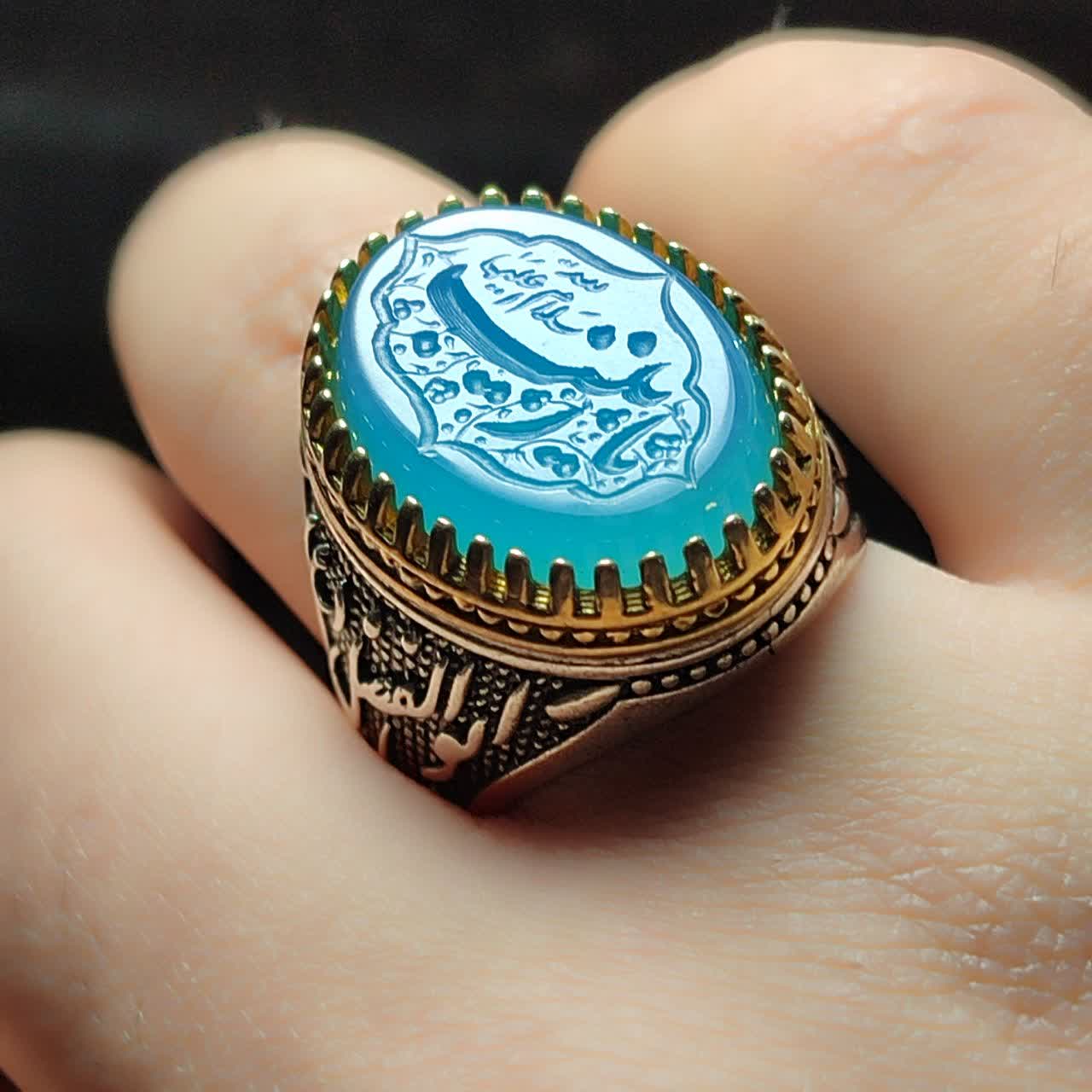 خرید انگشتر عقیق آبی حکاکی "یا زینب" (س) - رکاب تاج برنجی کد 2200