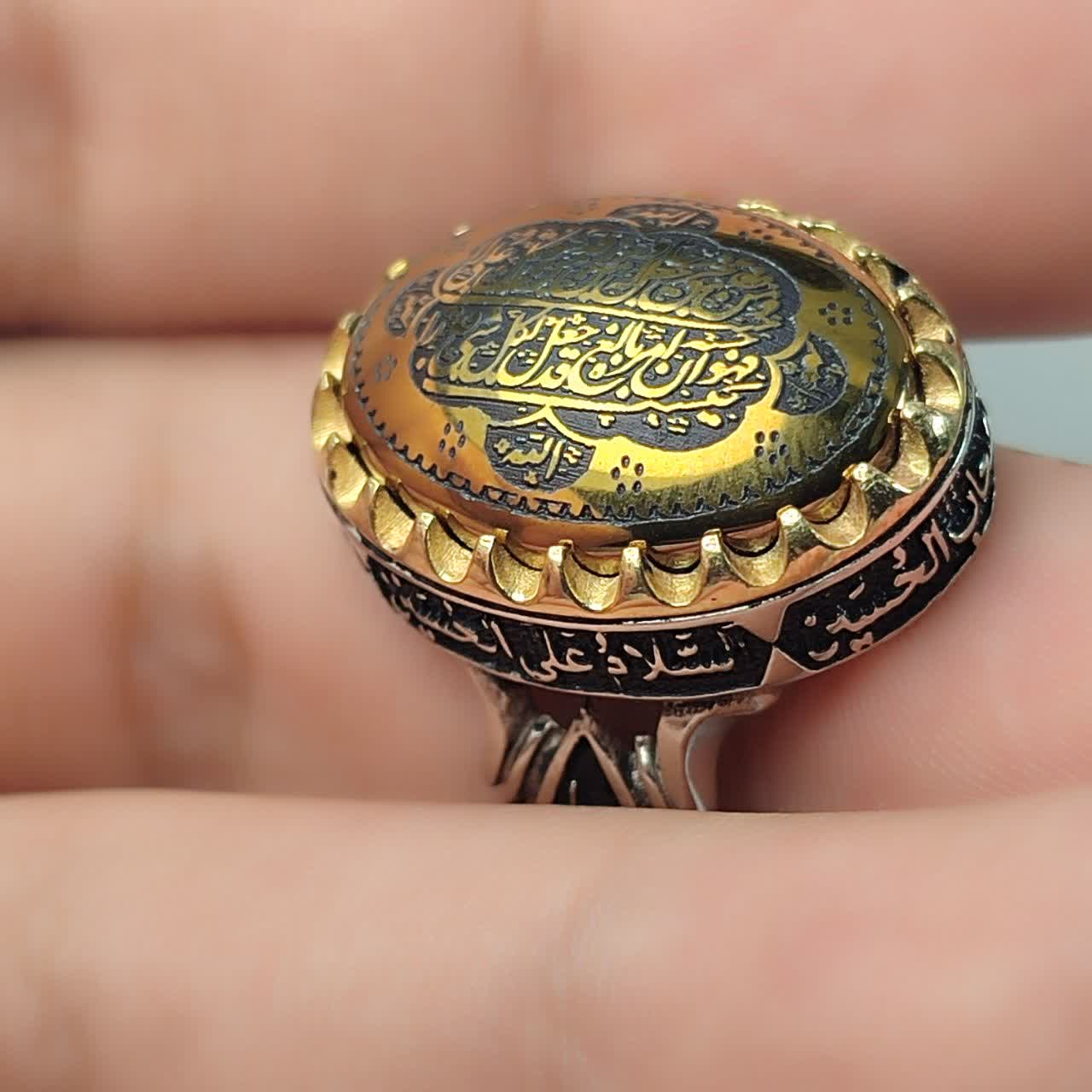 انگشتر حدید حکاکی ومن یتق الله رکاب تاج برنجی و آلیاژی باکیفیت ذکر رکاب چهارسلام  کد 3646