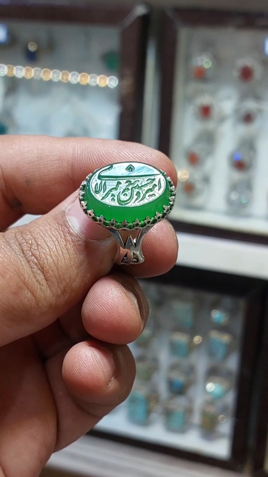 انگشتر عقیق سبز اصل با حکاکی "امیری حسین و نعم الامیر"  کد 2043