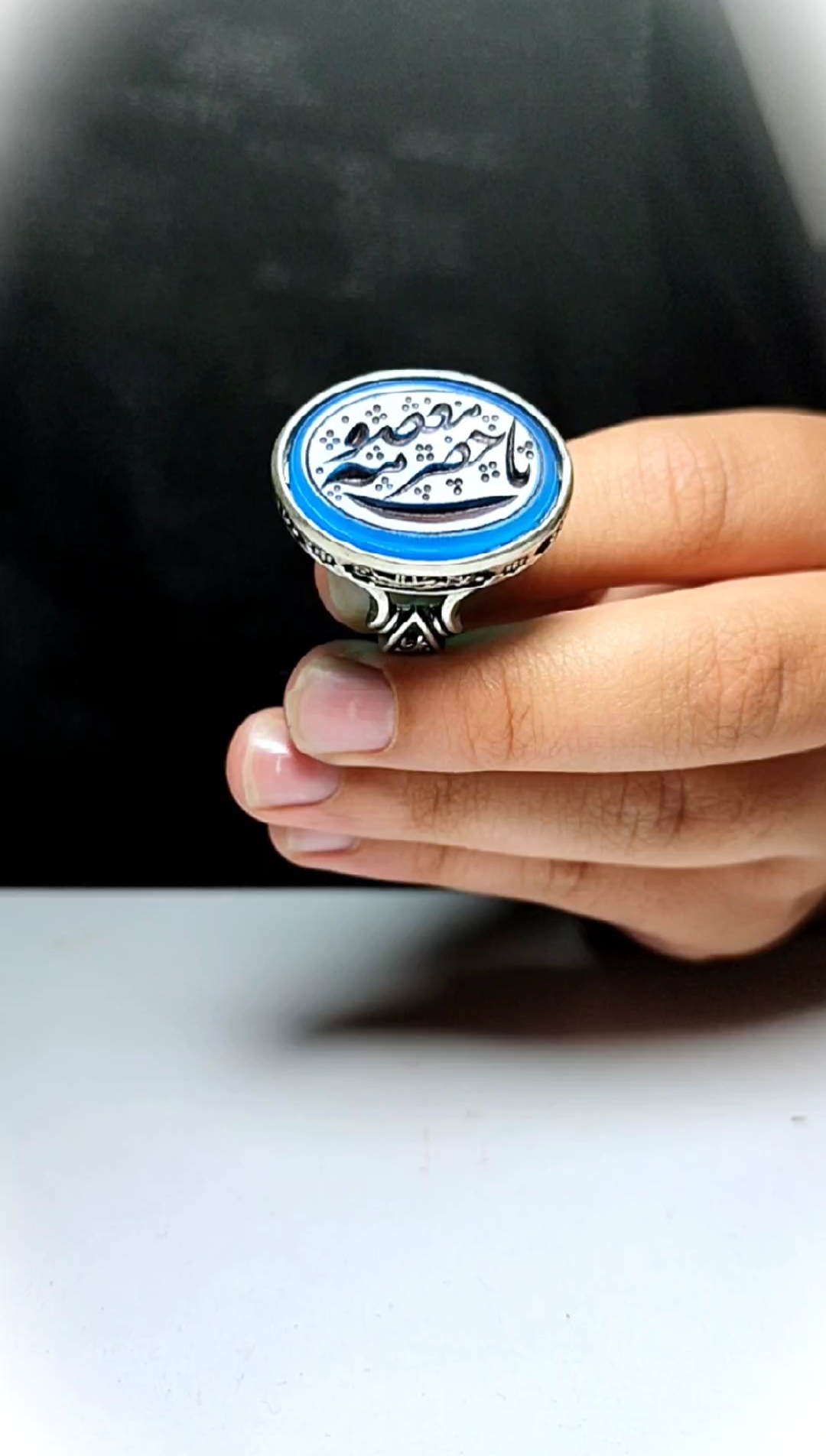 انگشتر عقیق آبی اصل با حکاکی متبرک "یا حضرت معصومه (س)"  کد 2042