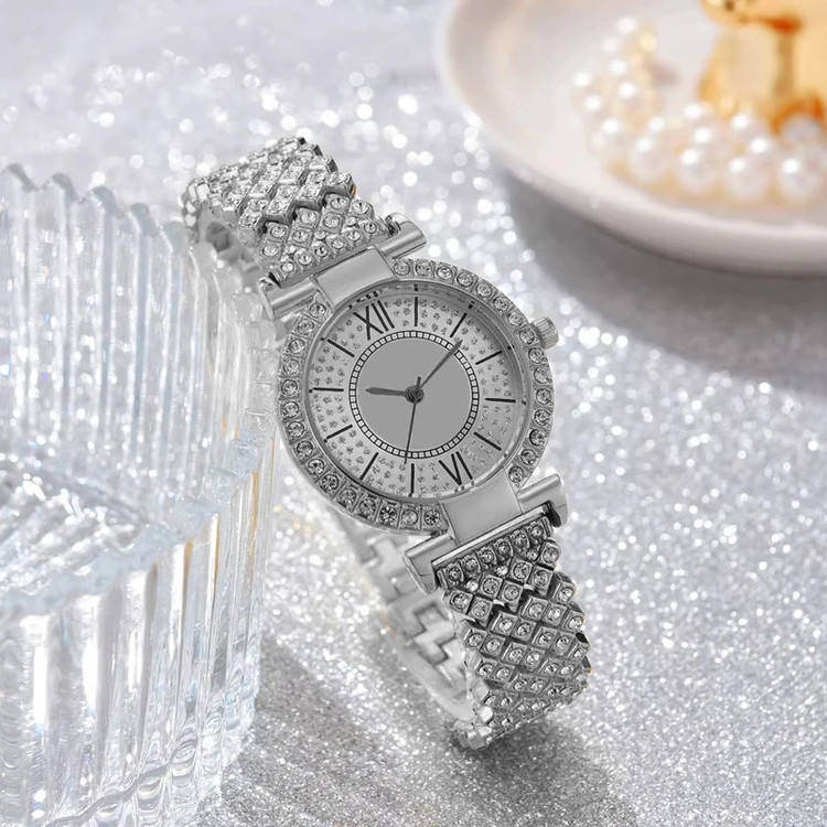 ساعت زنانه فول نگین رنگ نقره ایی بند قفلی کد 6 پرفروش باحداقل سود ایکس